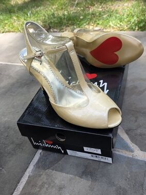 Luichiny Vintage Never Worn Women's Cream T-Strap Peep-Toe Heels